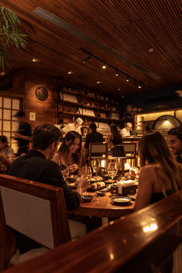 Restaurante: ambiente vacío y ambiente con comensales generado con IA — después