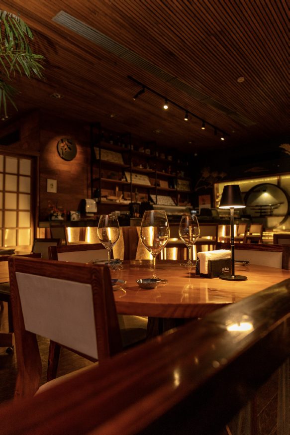 Restaurante: ambiente vacío y ambiente con comensales generado con IA — antes